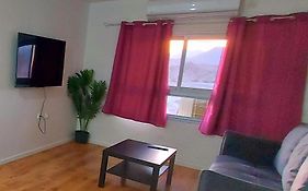 Eilat Octopus Apartment - אילת אוקטופוס -שני חדרים וסלון, בריכה בקיץ